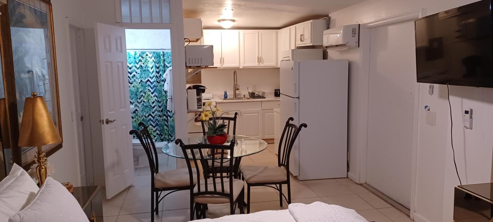 Palm Springs 3-Bedroom 2-Bath 5 Miles To The Beach Lake Worth Beach Room photo